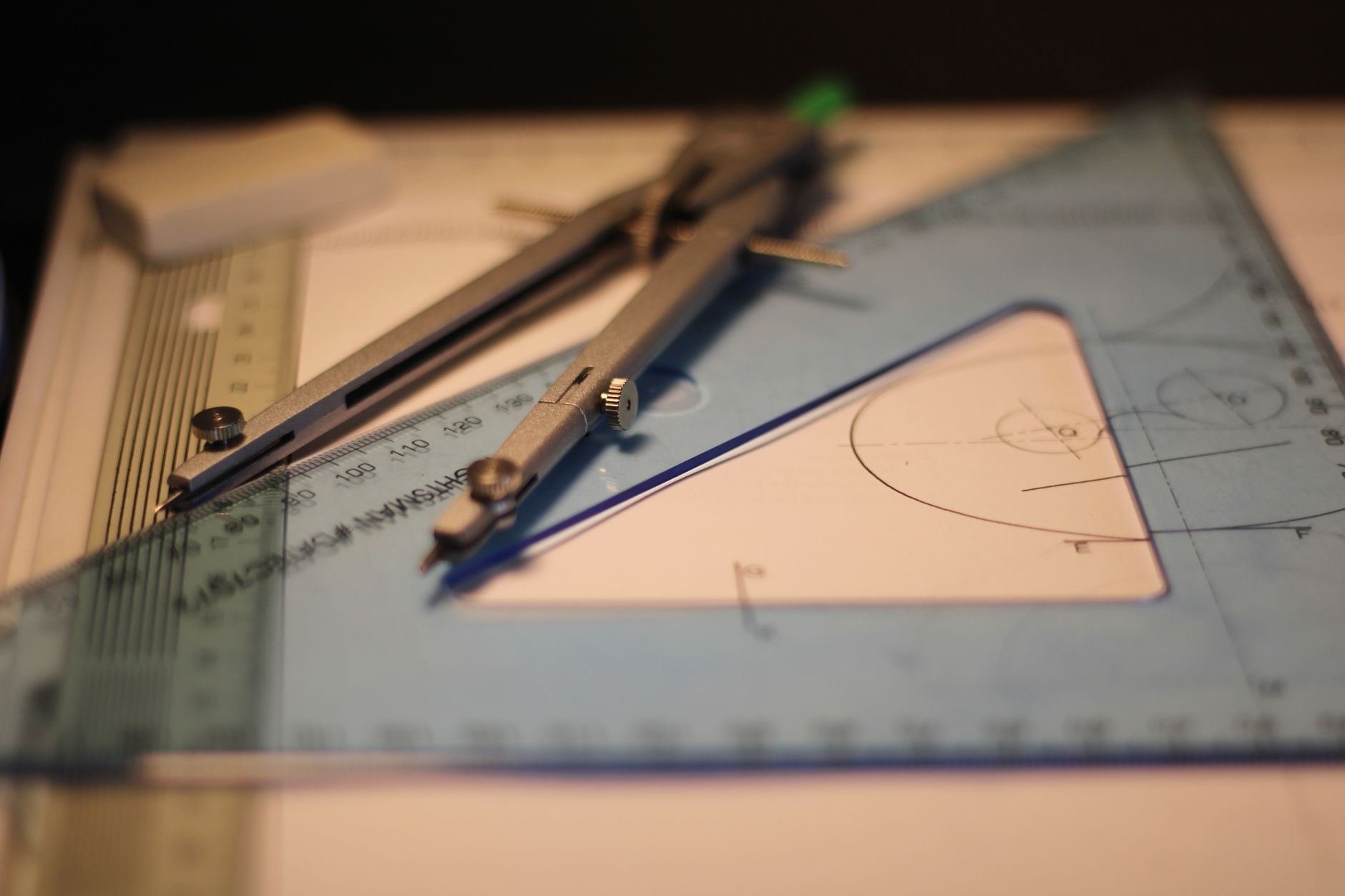 Un triángulo es una figura geométrica plana que tiene tres lados y tres ángulos.