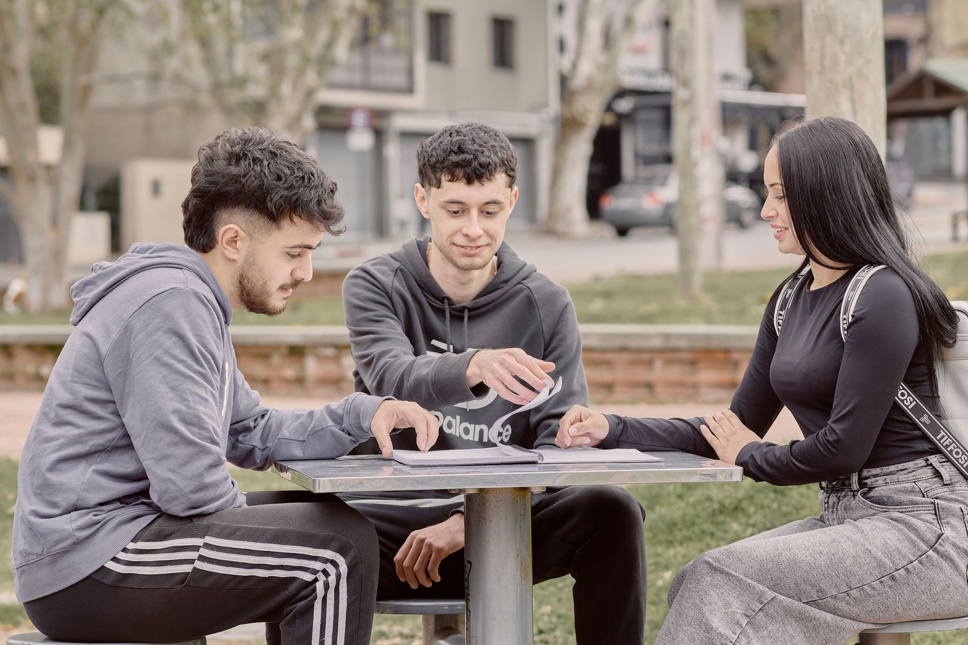 Tres jóvenes adultos con ropa informal disfrutando de su tiempo libre al aire libre en Uruguay.