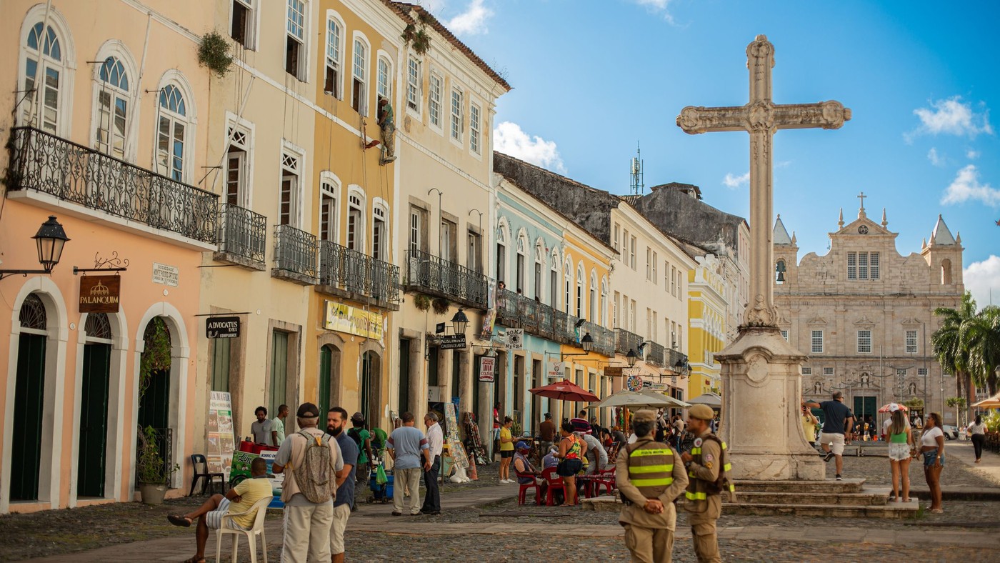 Explora el animado distrito de Pelourinho en Salvador, que exhibe colorida arquitectura colonial y una bulliciosa plaza pública.