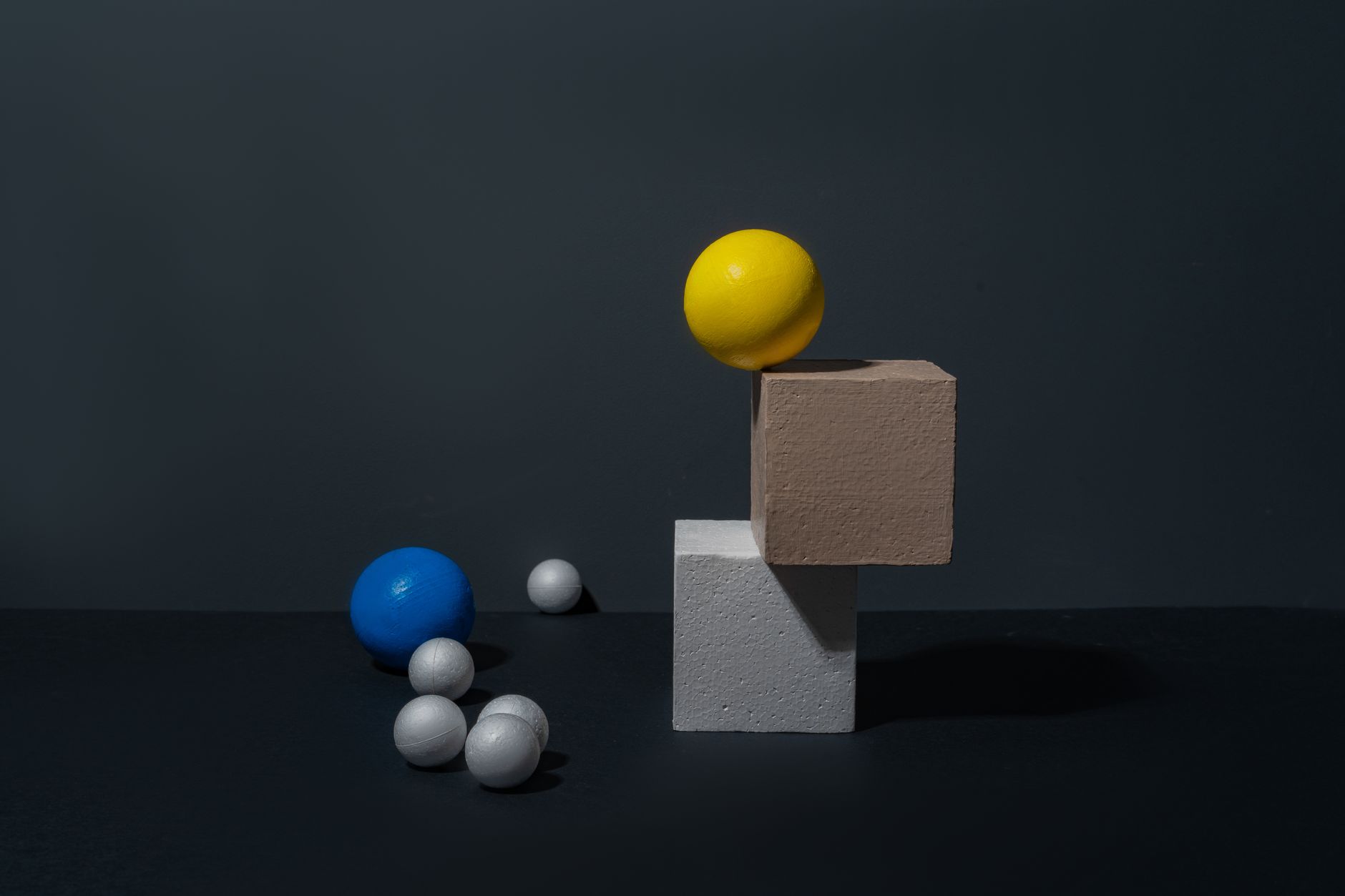 Esferas y cubos de colores sobre un fondo oscuro
