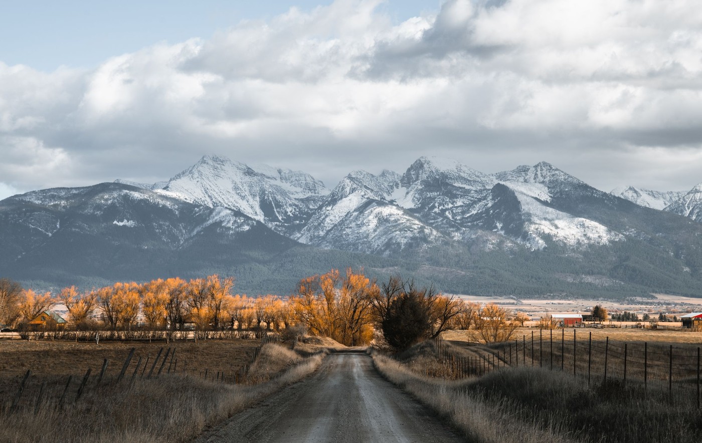 Descubre el impresionante paisaje otoñal con montañas nevadas en Montana, EE. UU.