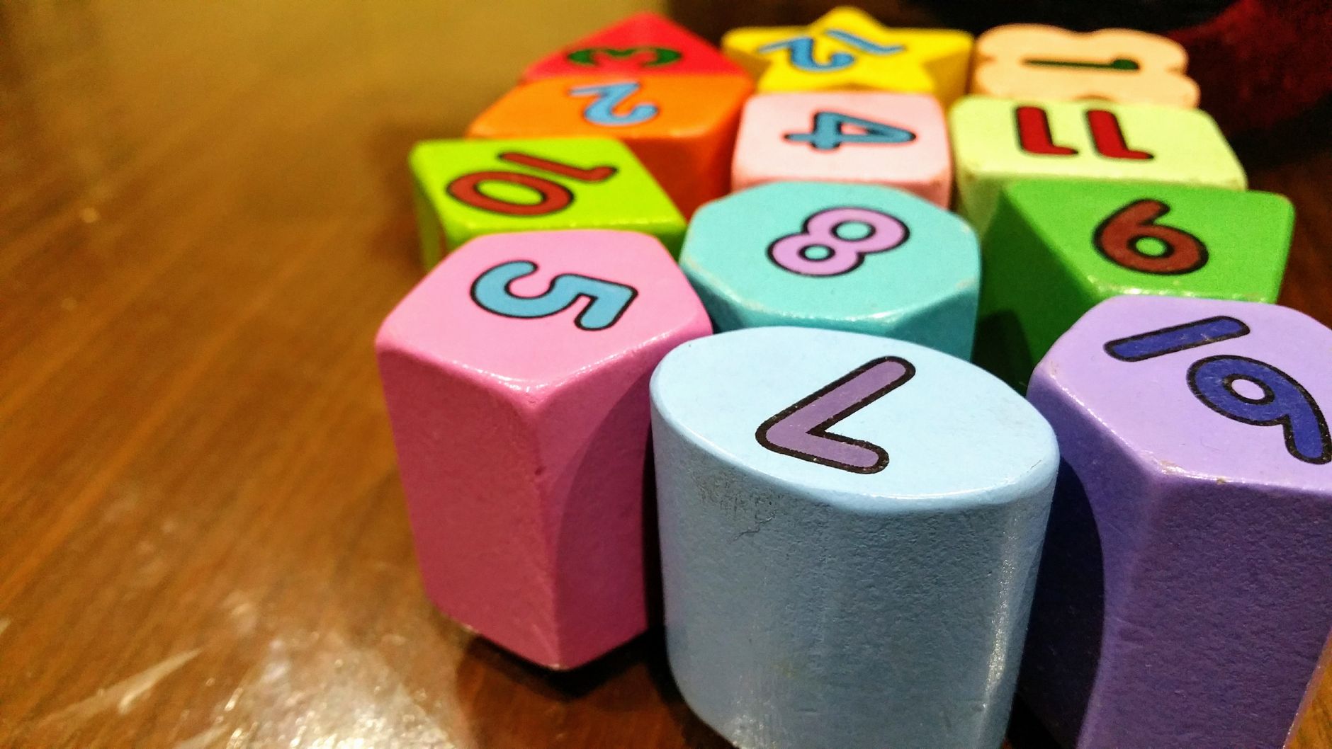 Bloques de madera de colores con los números del 5 al 8