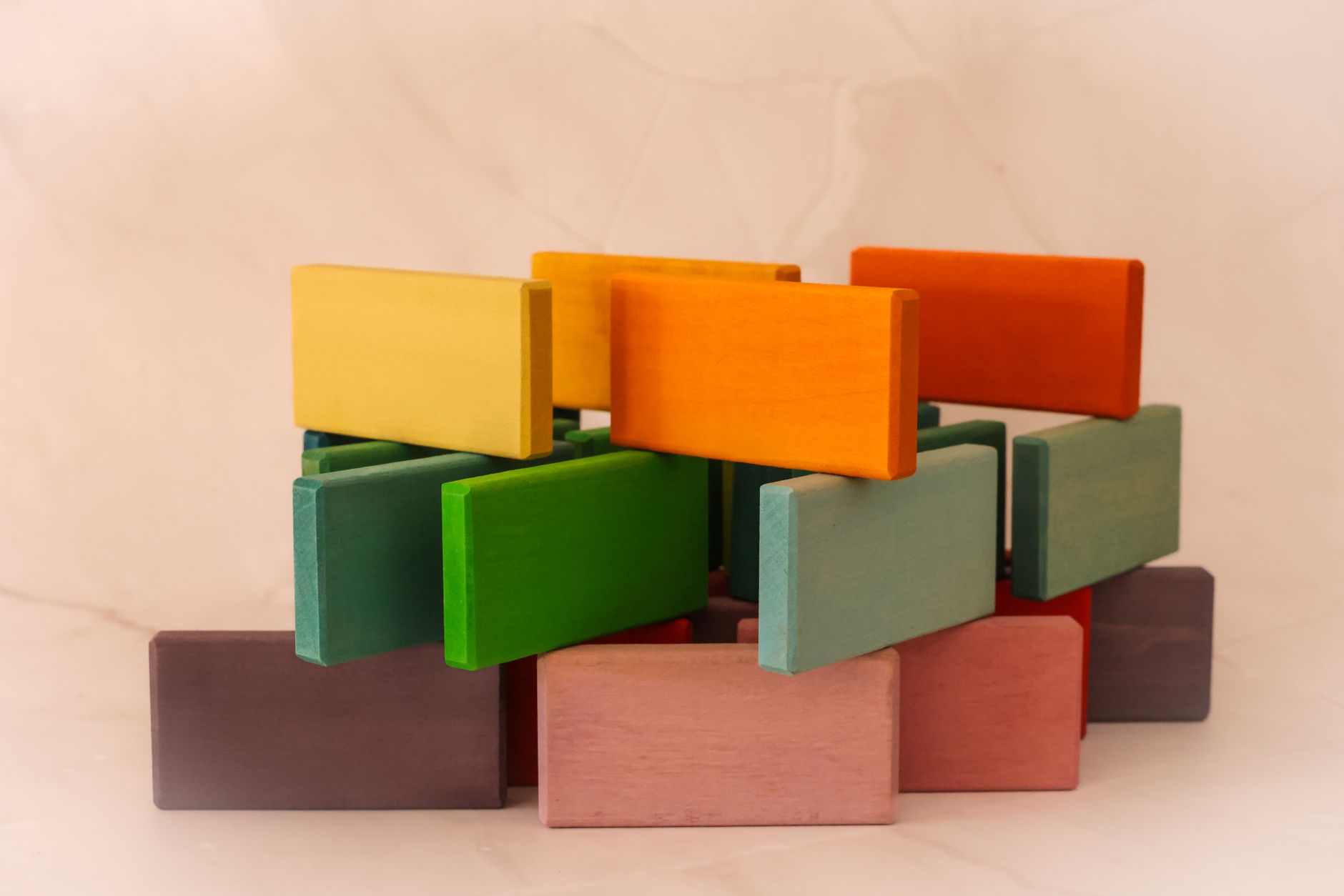 Bloques rectangulares de colores apilados sobre un fondo claro