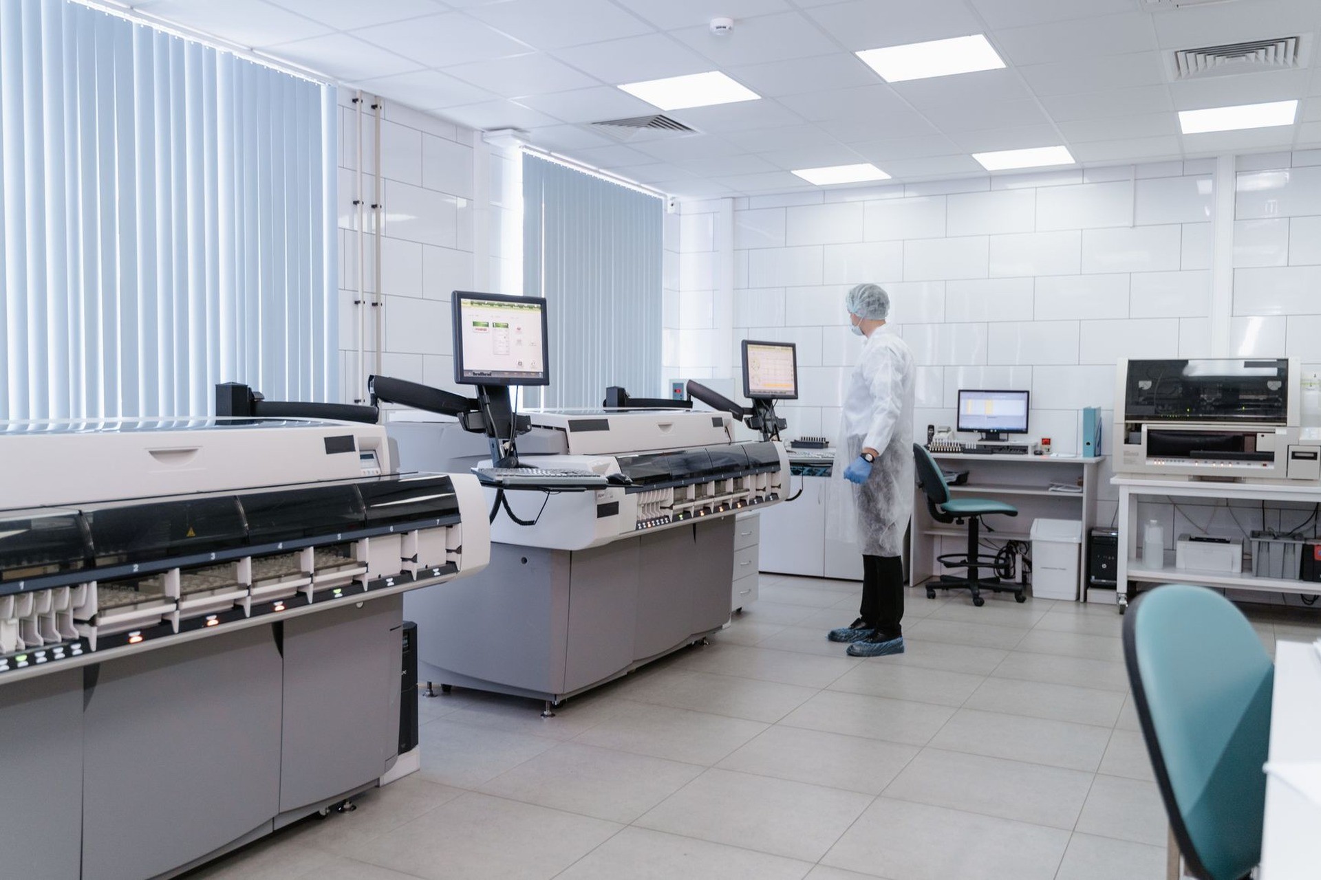 Analizadores automáticos y computadoras en un laboratorio de análisis