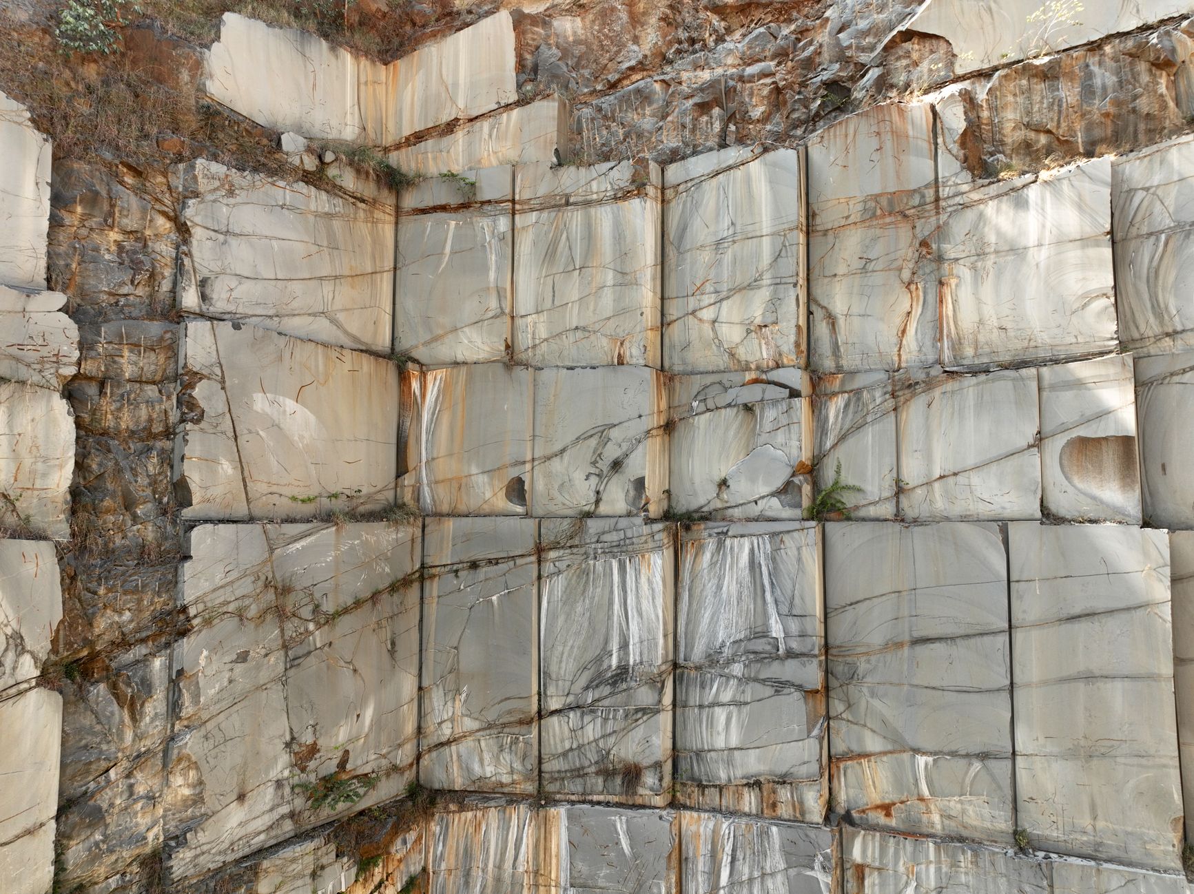 primer plano de la pared de una cantera de granito que muestra los patrones y texturas detallados de la piedra