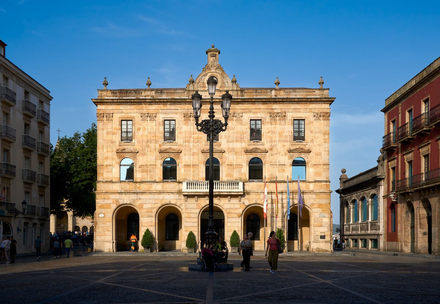 un edificio histórico con arcos visto desde una plaza