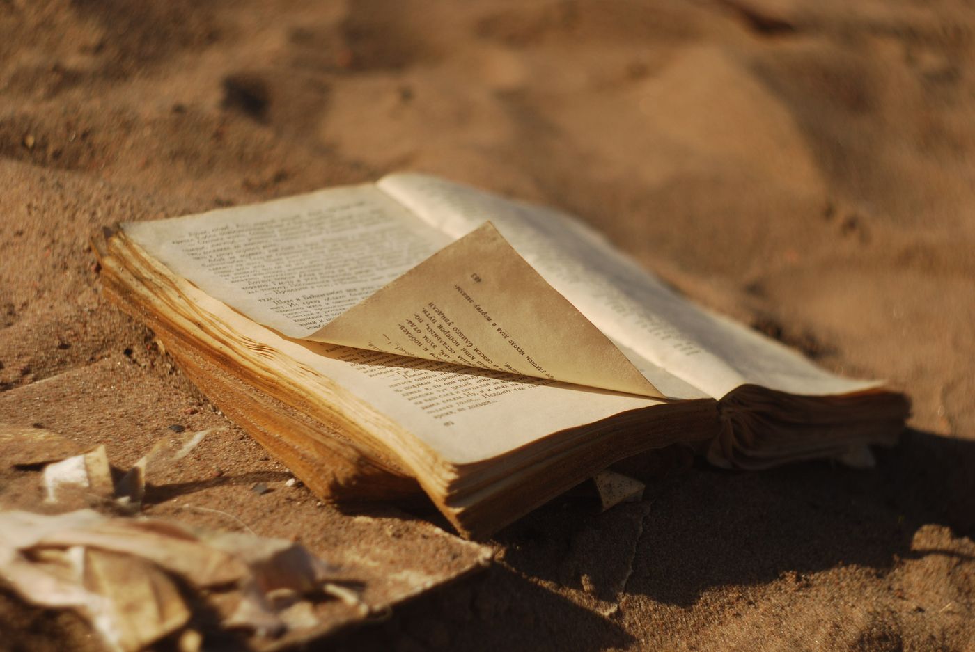 un libro antiguo abierto