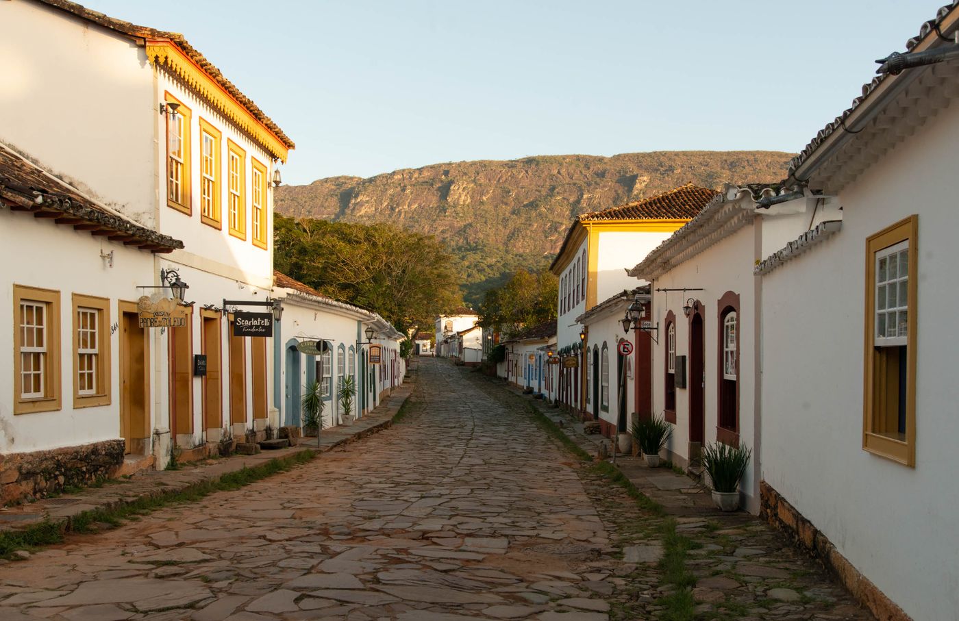 una calle empedrada con casas antiguas