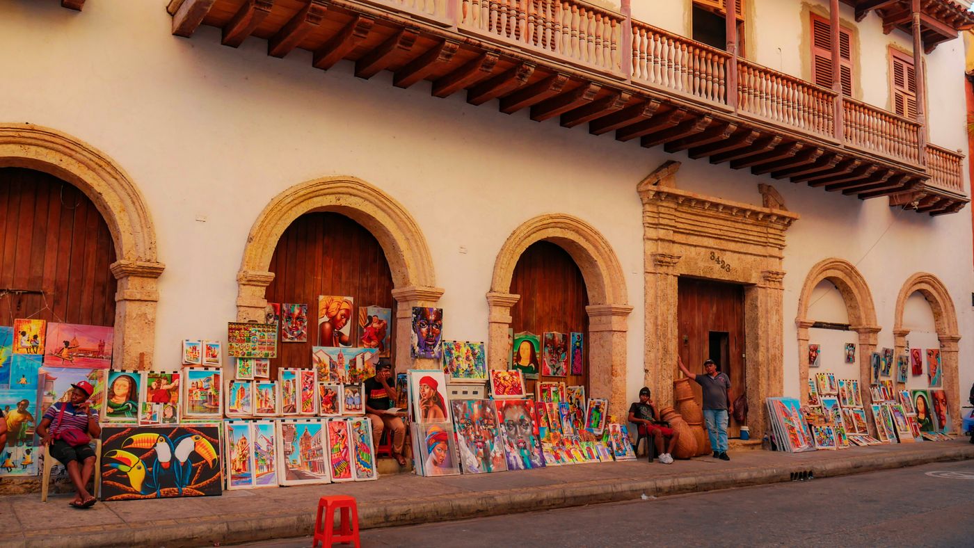 una fachada colonial con arcos y balcón de madera
