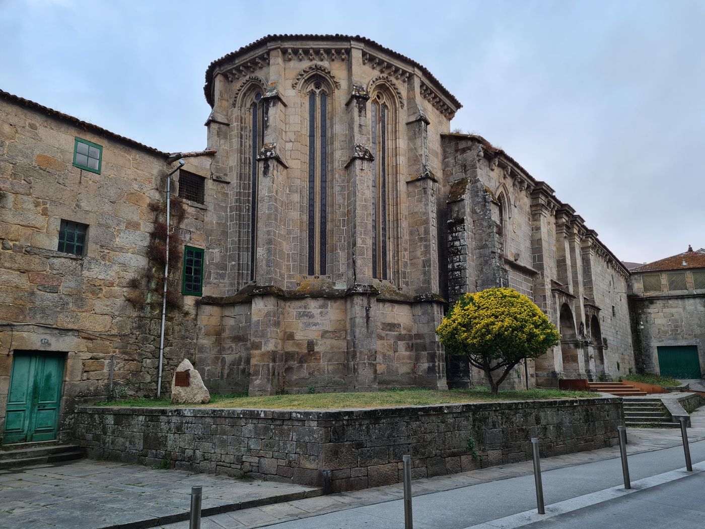 la cabecera de piedra de una iglesia