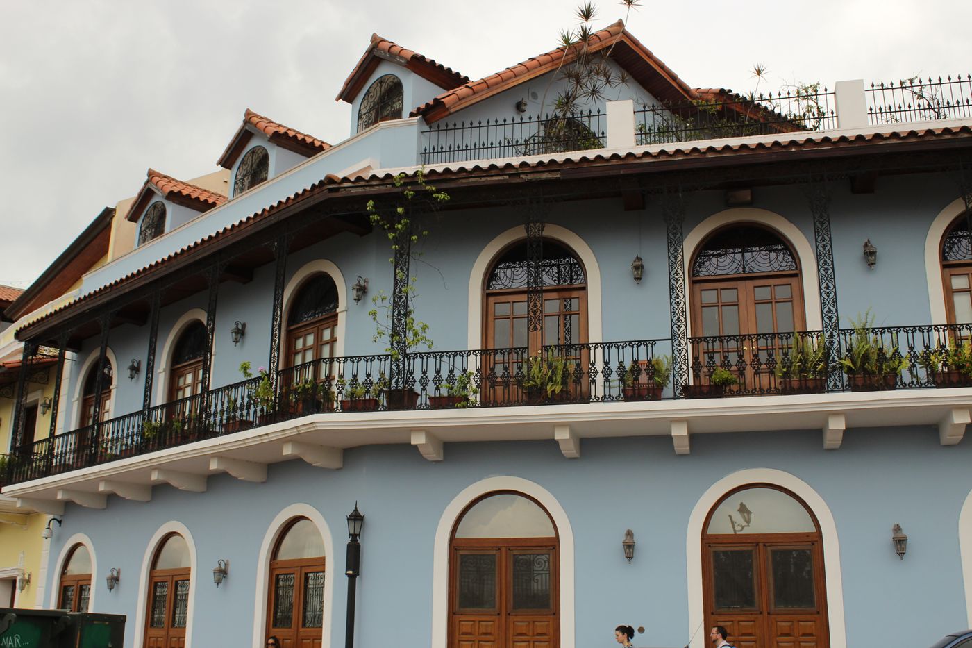 un edificio colonial con balcones