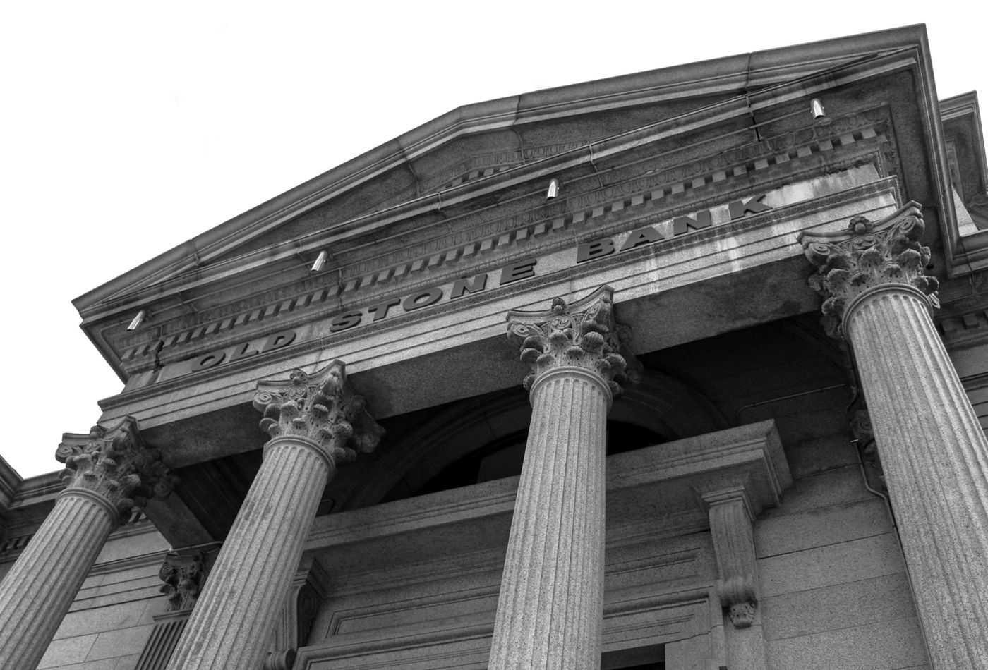 un banco histórico con columnas