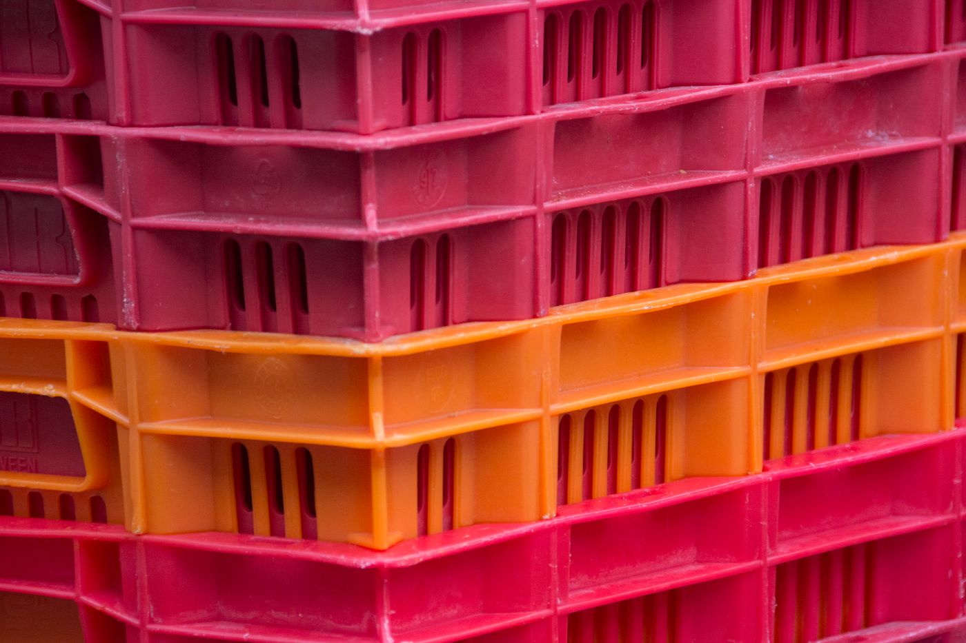 cajas plásticas apiladas en un depósito