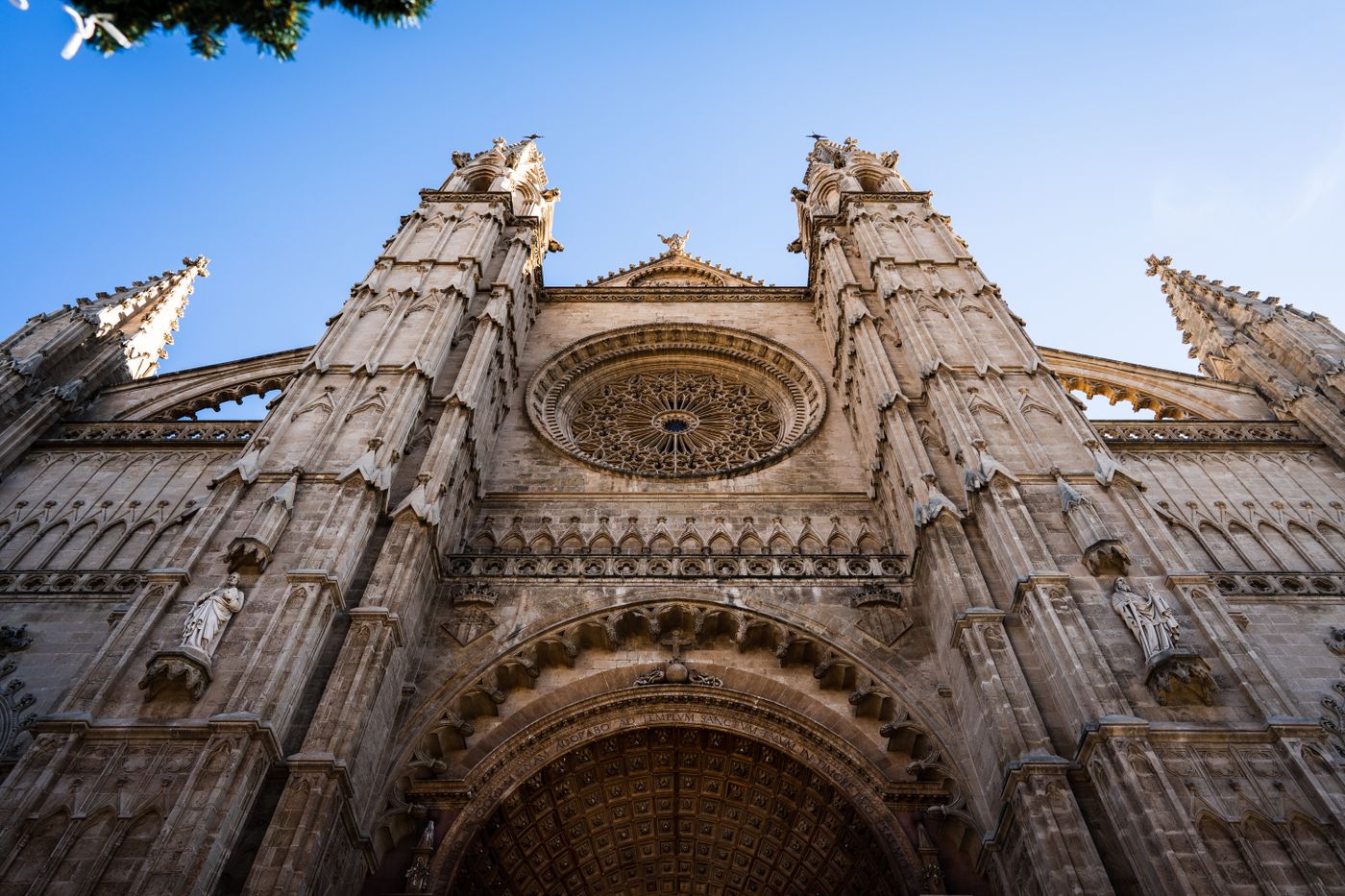 una catedral gótica vista desde la calle