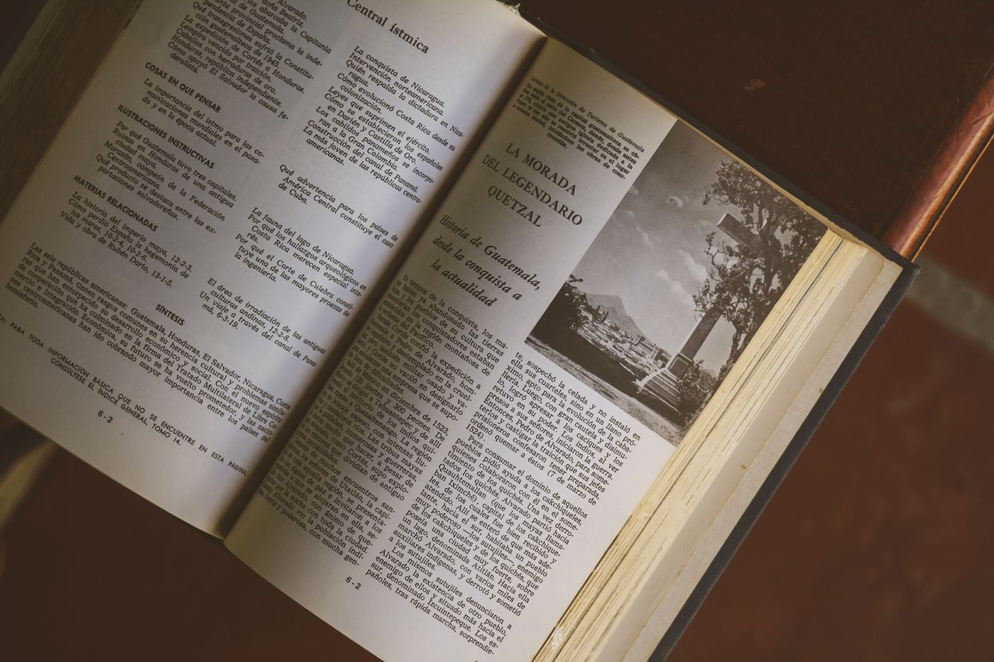 un libro abierto sobre una mesa