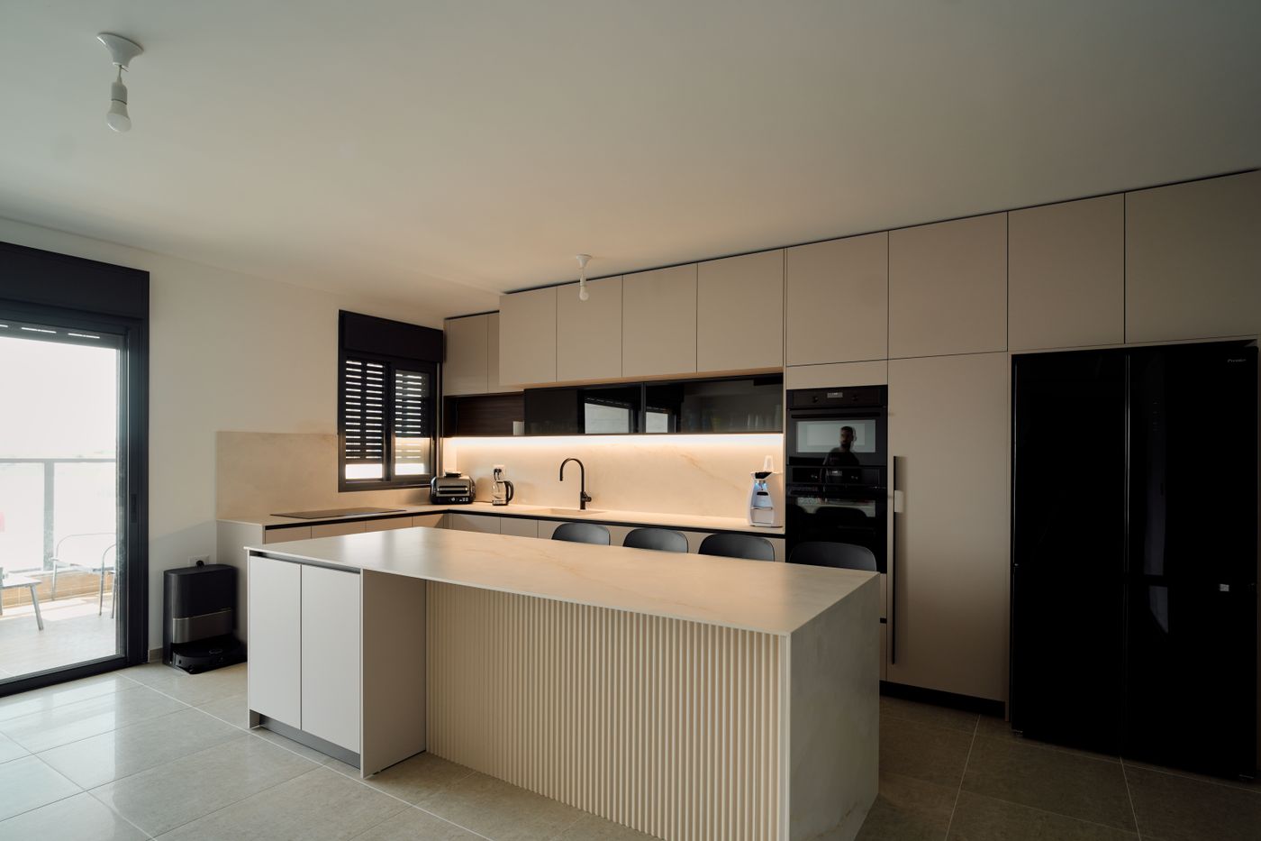 una cocina con isla central