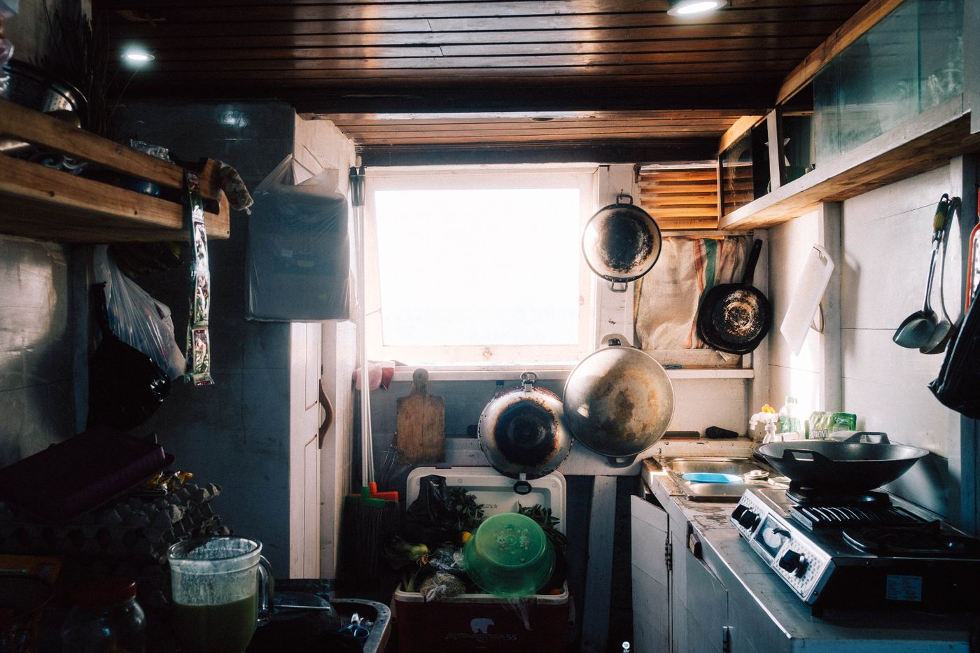una cocina rústica con sartenes colgadas
