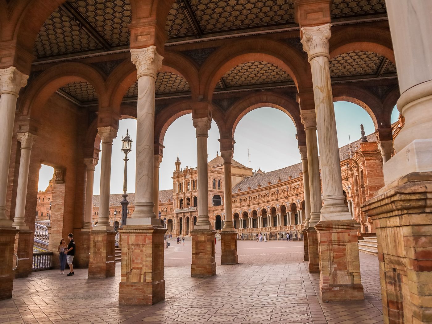 una plaza con arcos y columnas