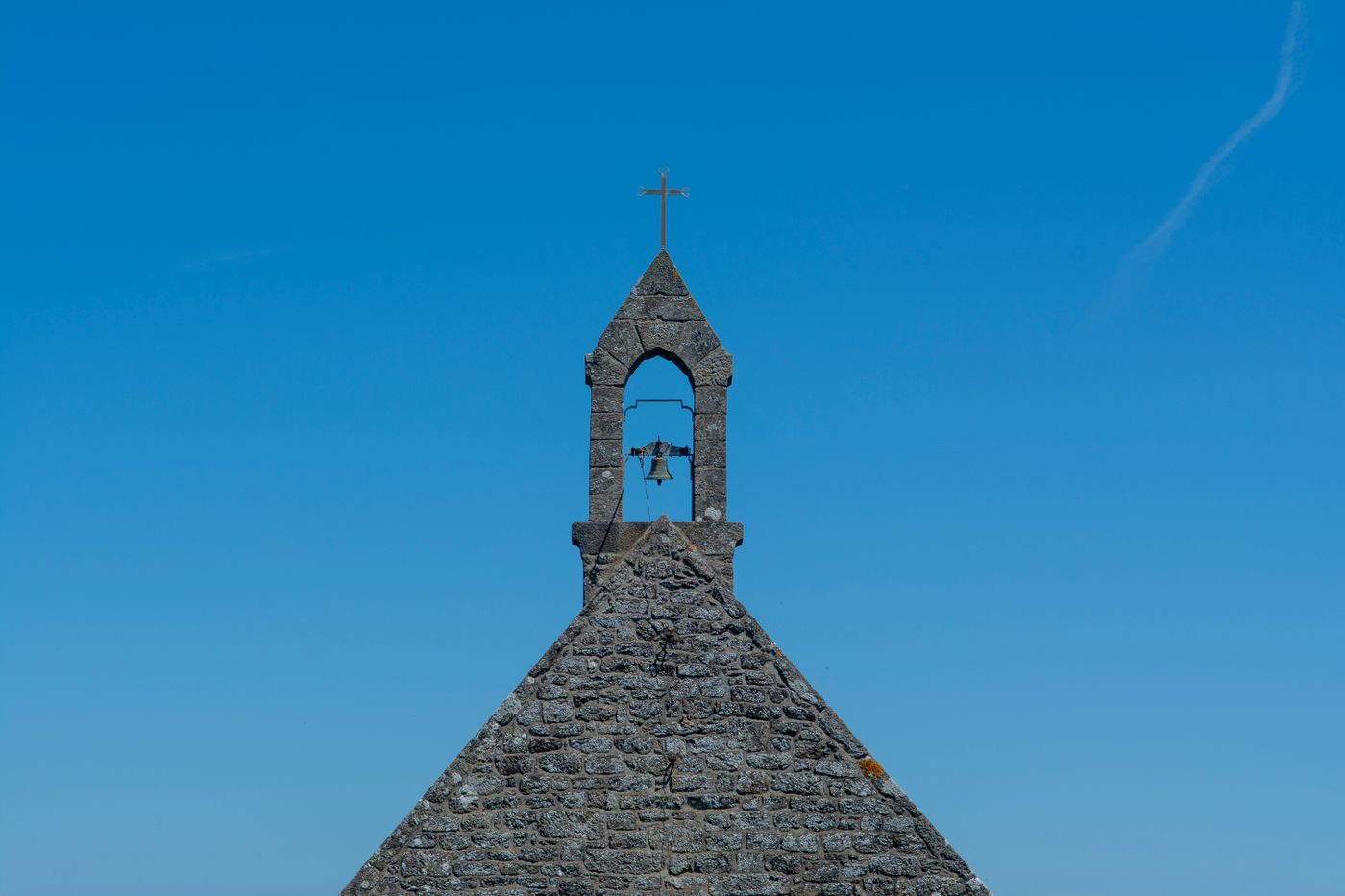 un campanario de piedra