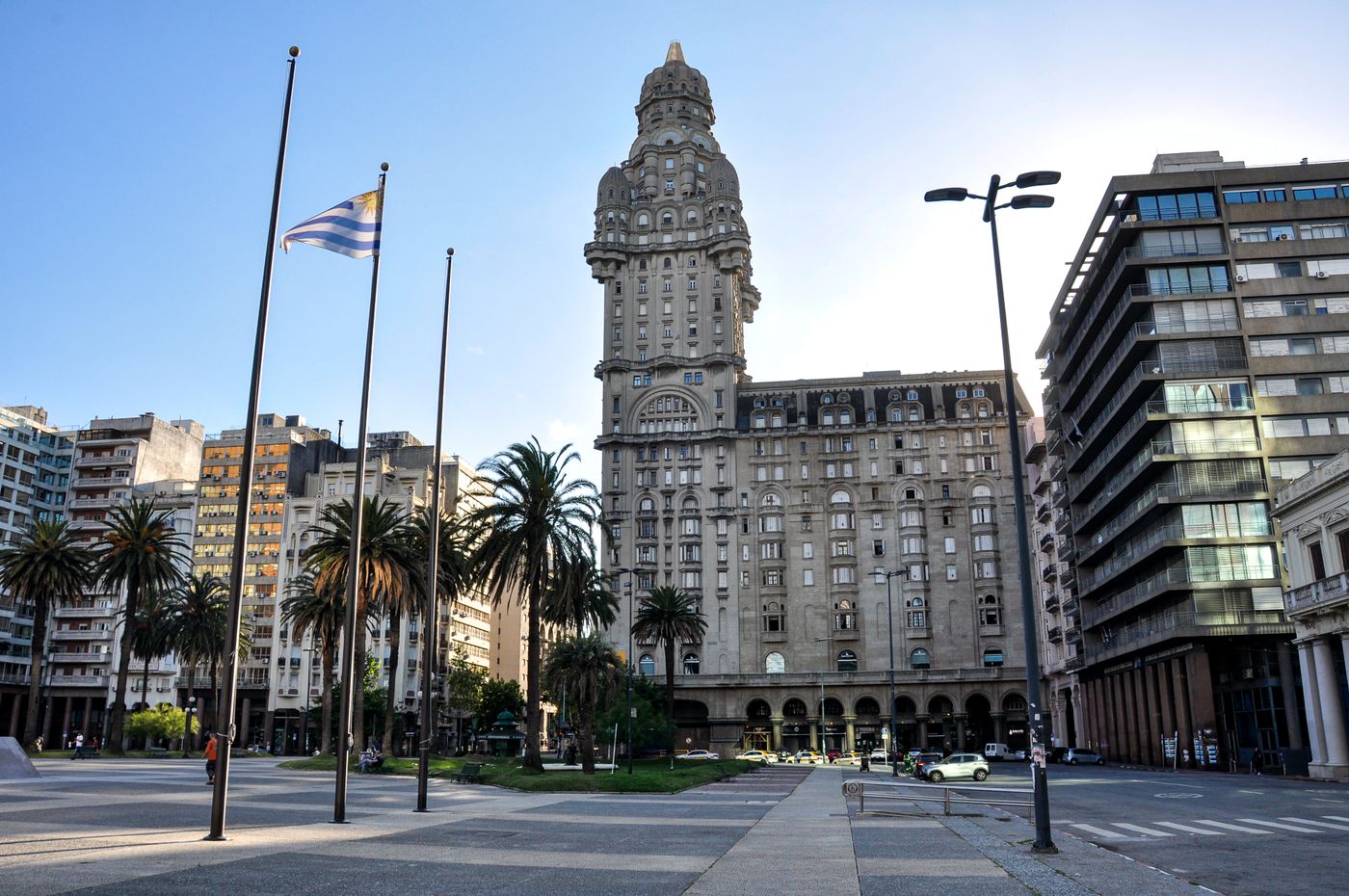 un edificio de arquitectura monumental
