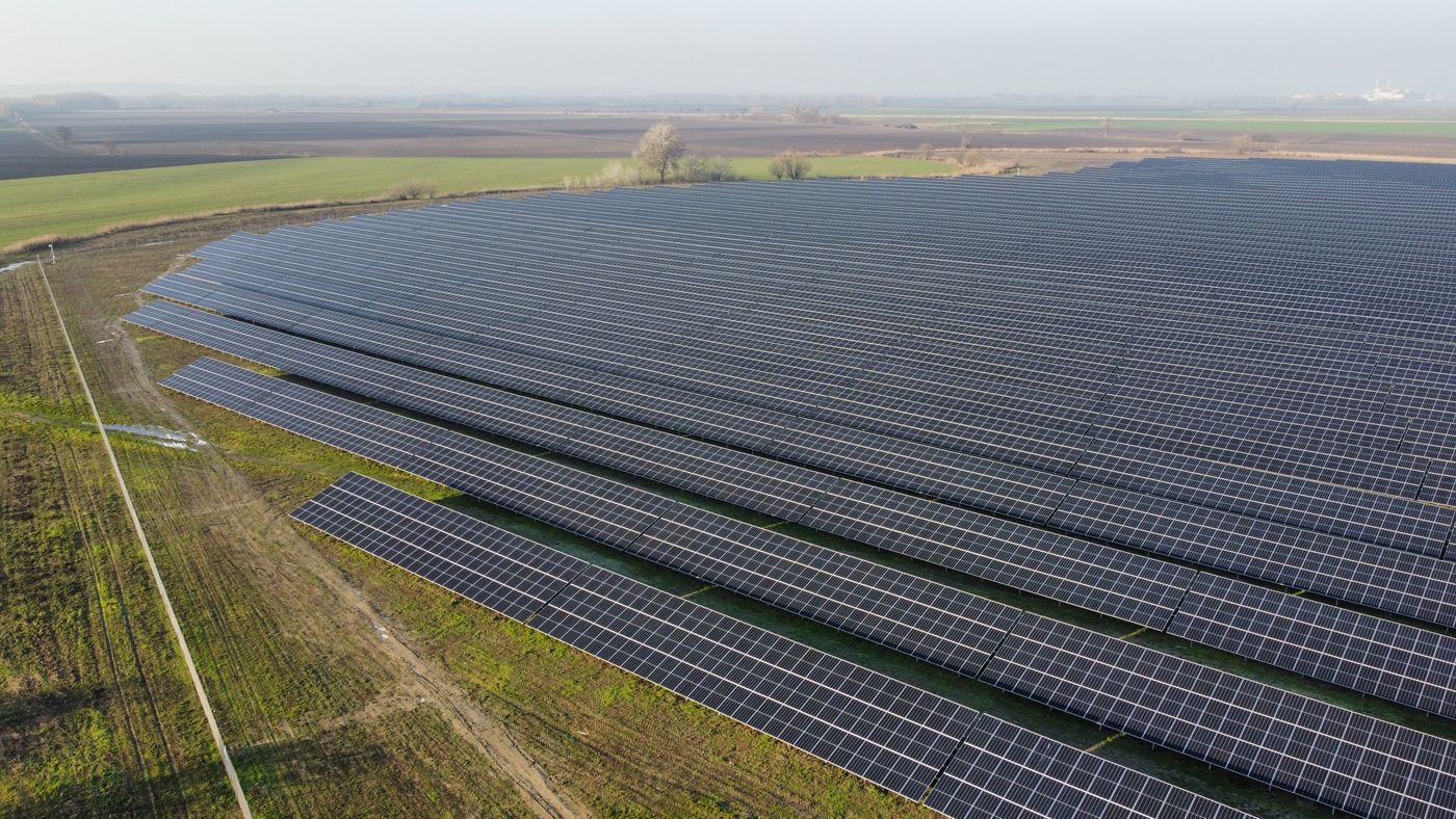 vista aérea de una planta de paneles solares en un paisaje rural