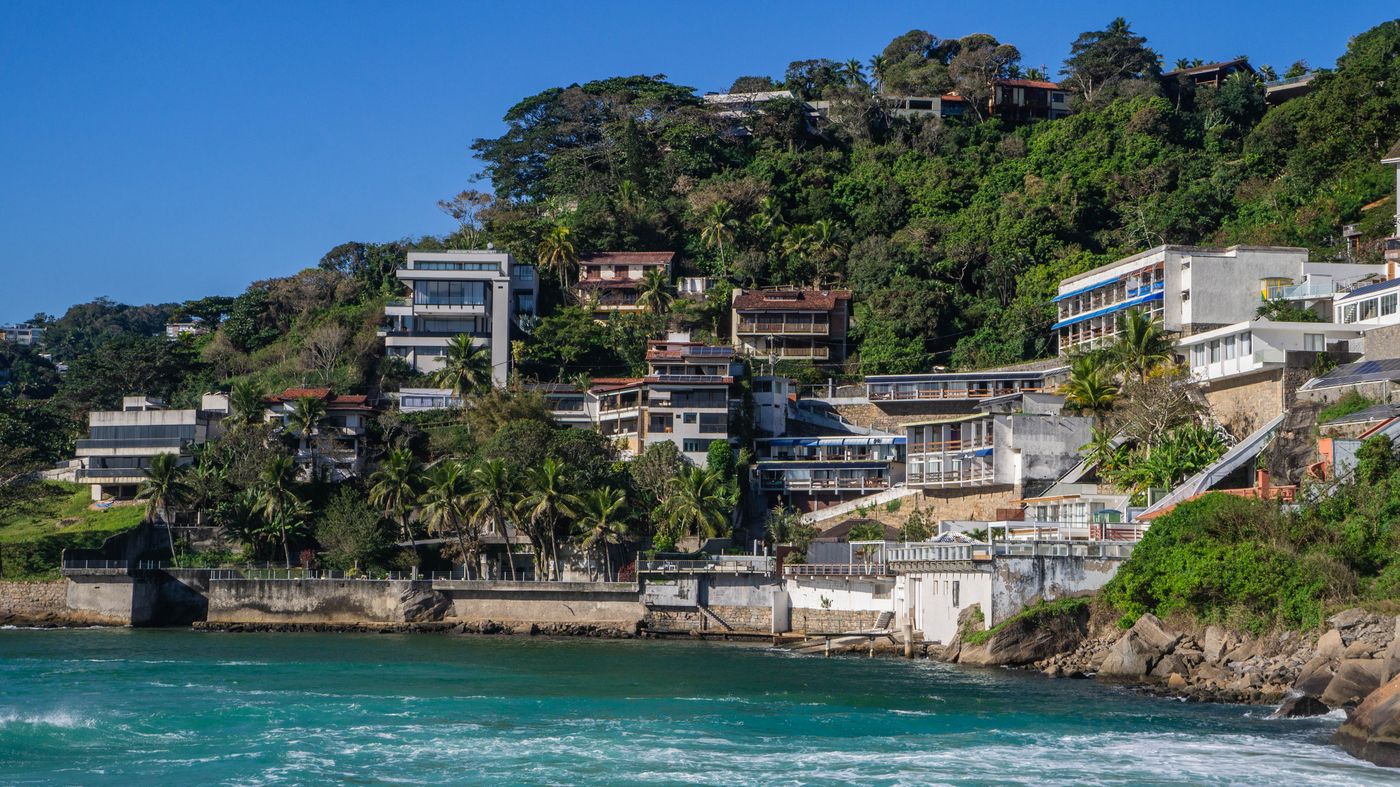 casas y edificios escalonados en una ladera junto al mar