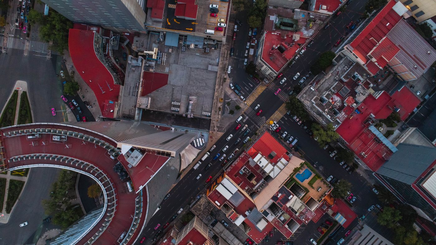 vista aérea de una ciudad con avenidas y edificios