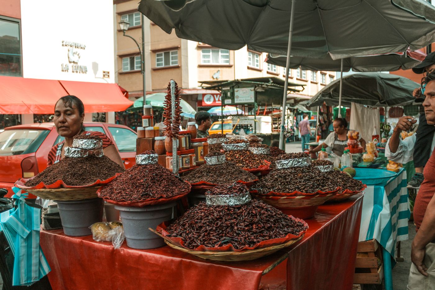 puestos de especias y chiles secos en un mercado callejero