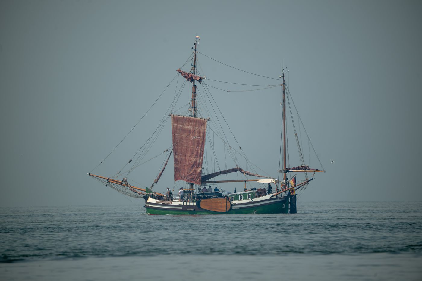 un velero de dos palos navegando en mar abierto
