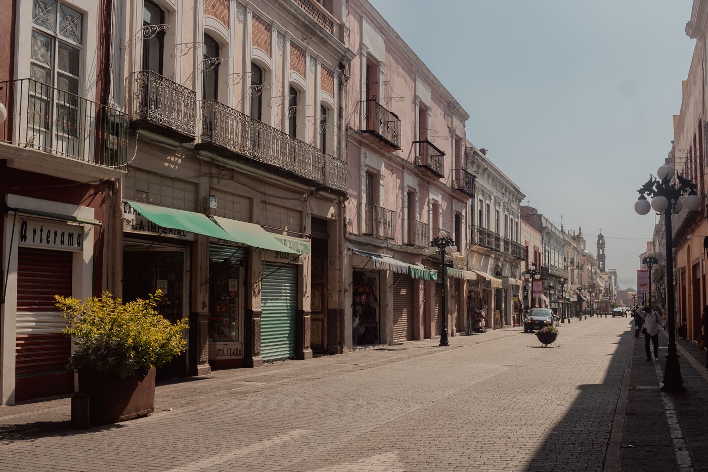 una calle con edificios históricos de colores