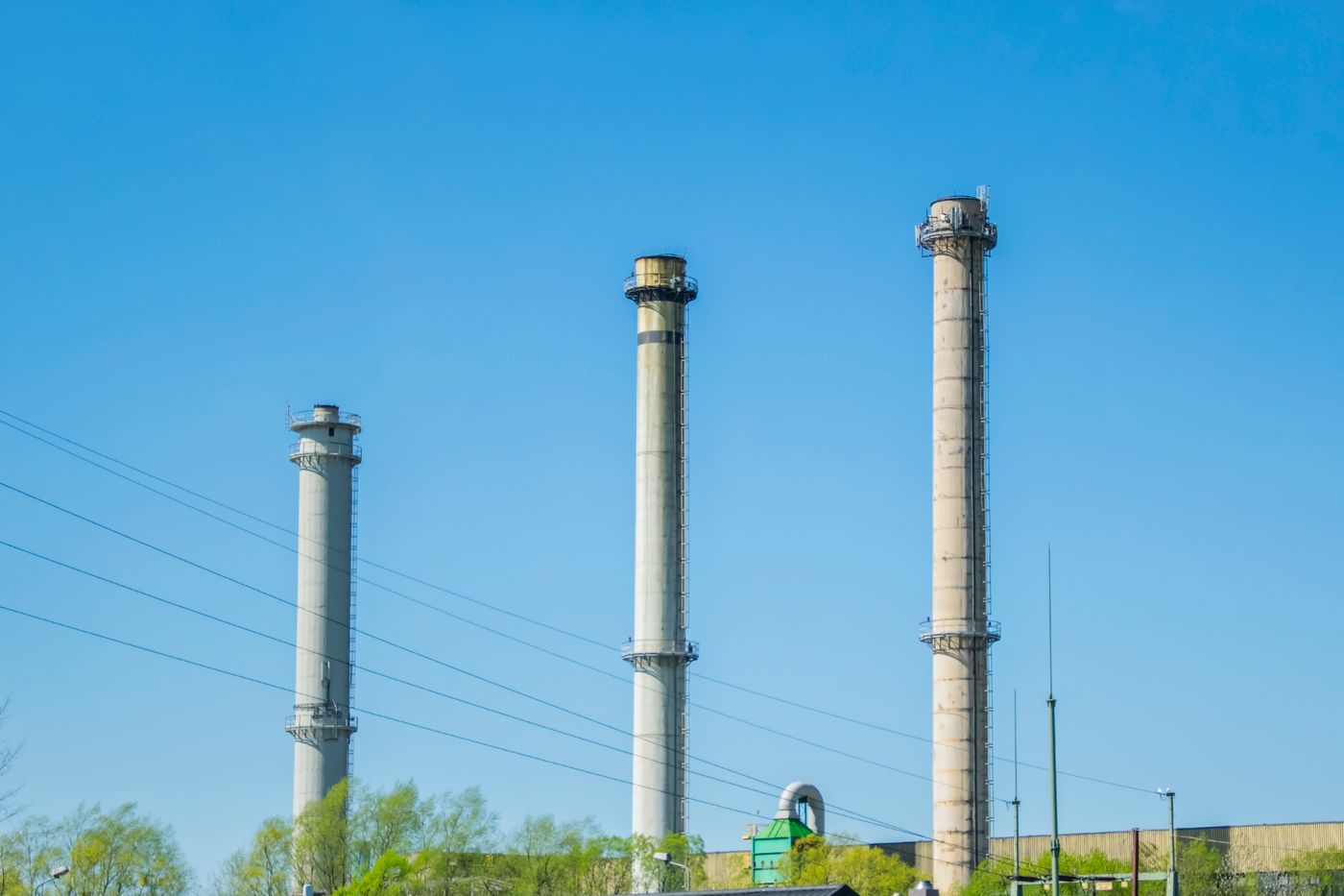 chimeneas altas de una zona industrial, sin marca visible
