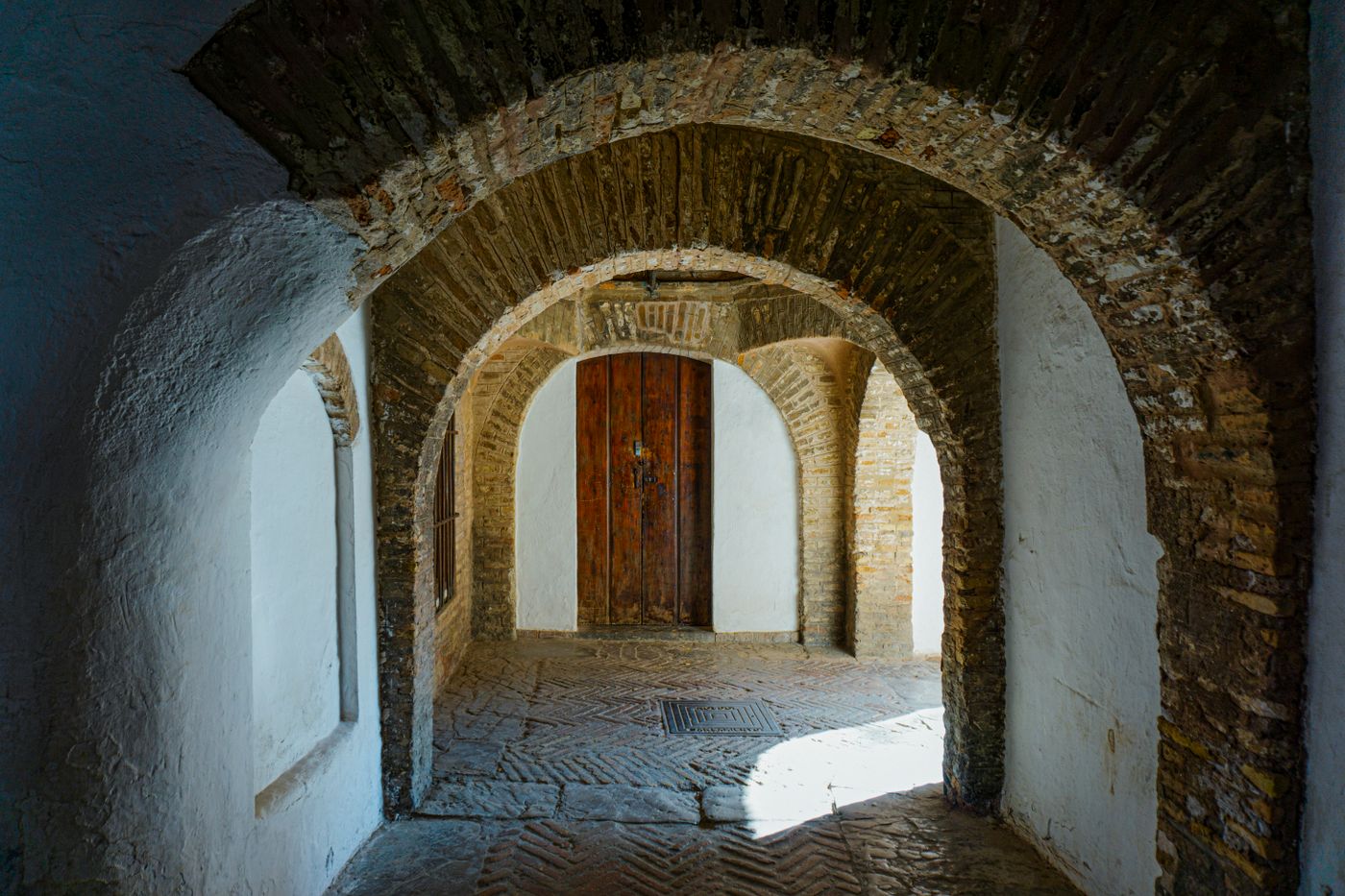 arcos de piedra de un corredor histórico