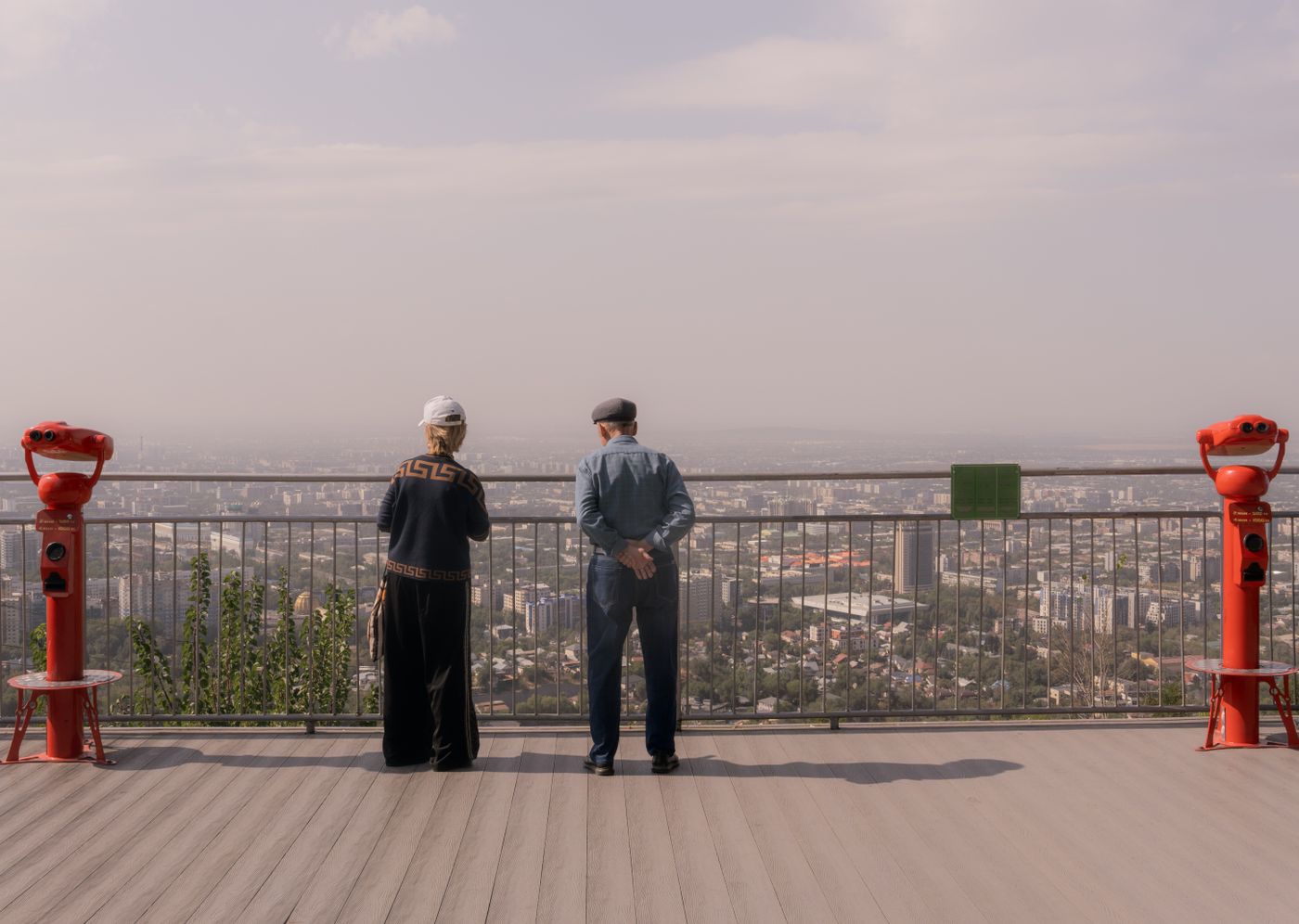 una pareja de personas adultas contempla el paisaje desde un mirador