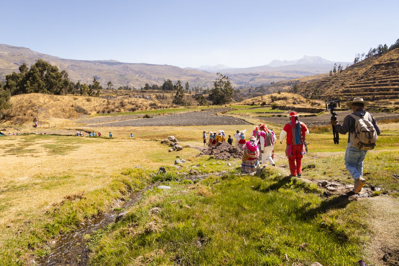 varias personas caminan por los paisajes rurales de la región