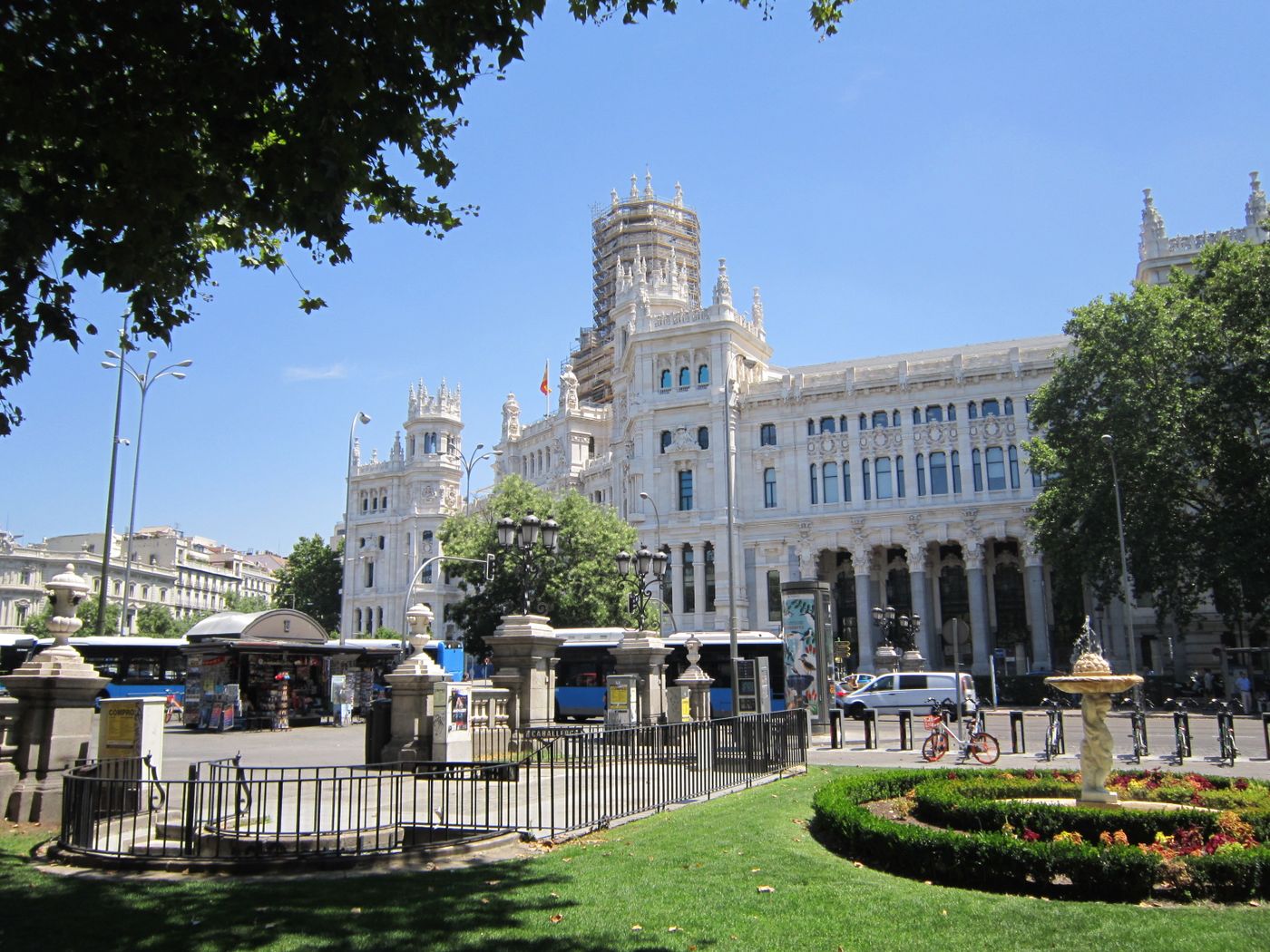 un gran edificio histórico con una plaza delante