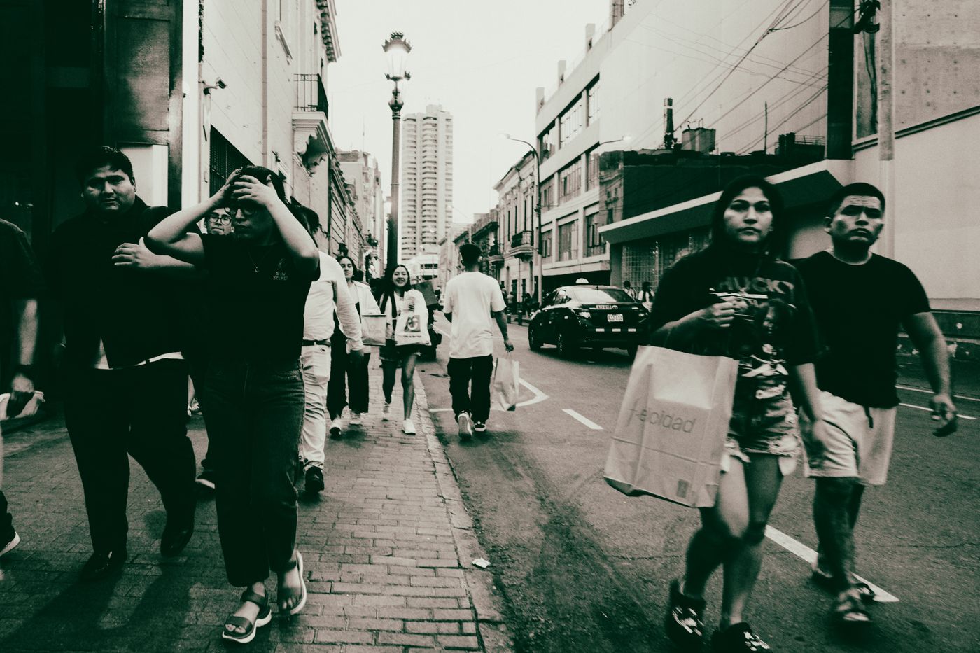 personas caminan por una calle del centro de la ciudad
