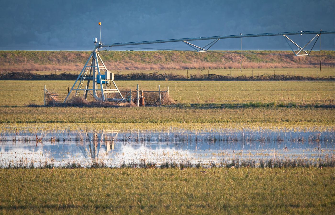 un campo de cultivo con sistema de riego