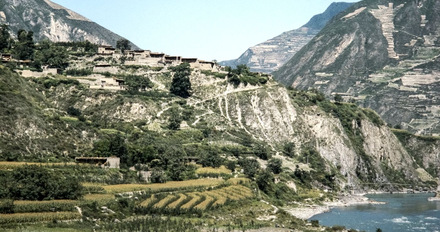 un pueblo de casas construidas en terrazas sobre una colina