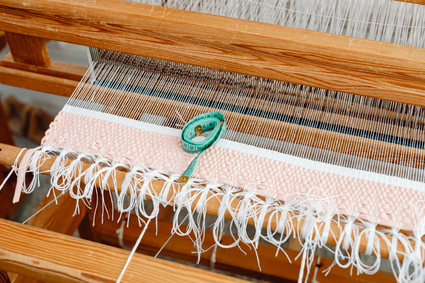 un telar de madera con tela tejida