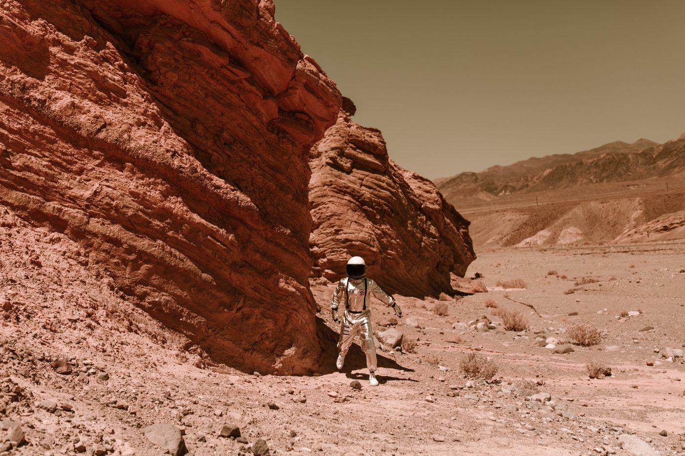 Campo gravitacional y peso: qué cambia y qué no cambia al viajar a otro planeta