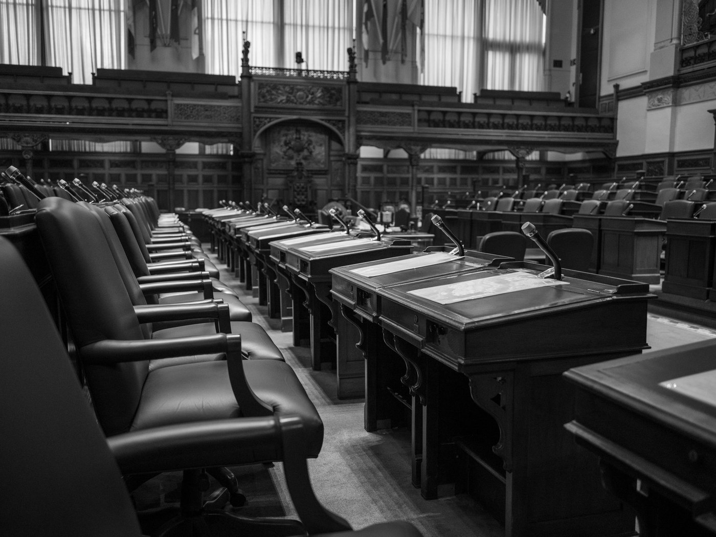Democracia y Autoritarismo: Diferencias y Características