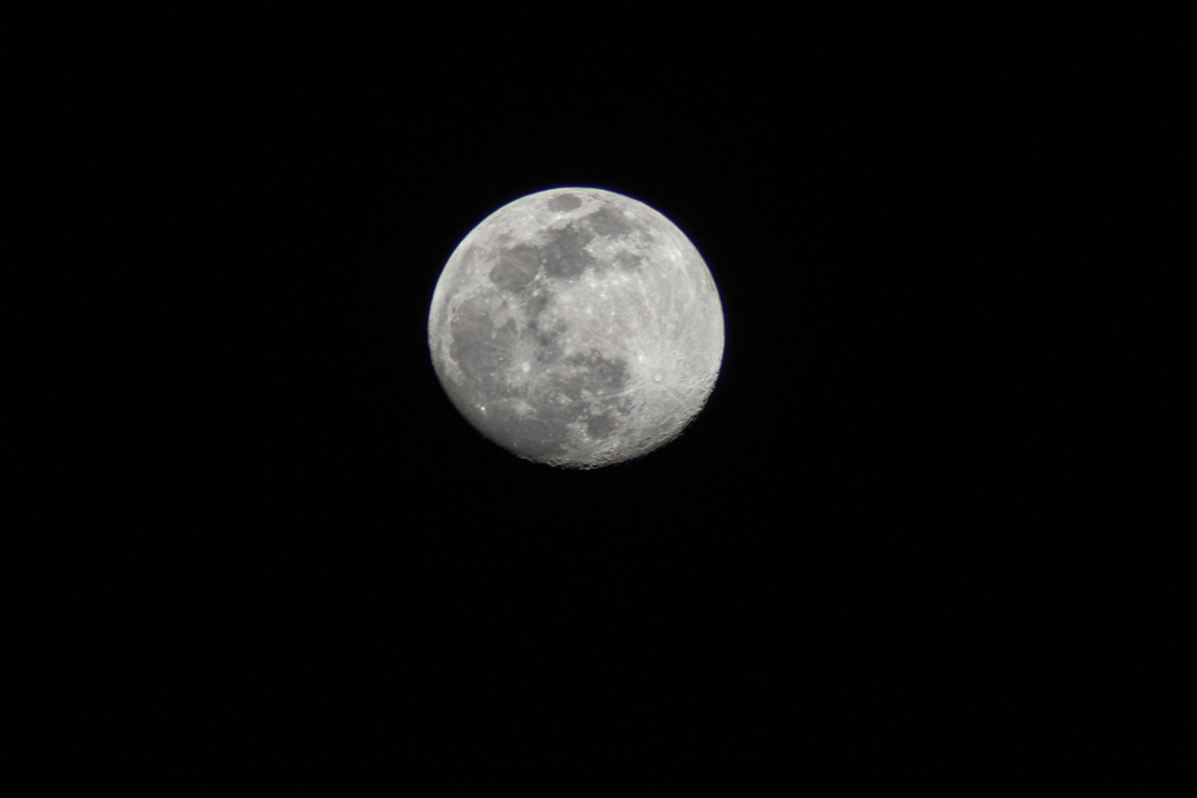 Imagen nítida de la Luna captada en el cielo nocturno, con detalle de su superficie
