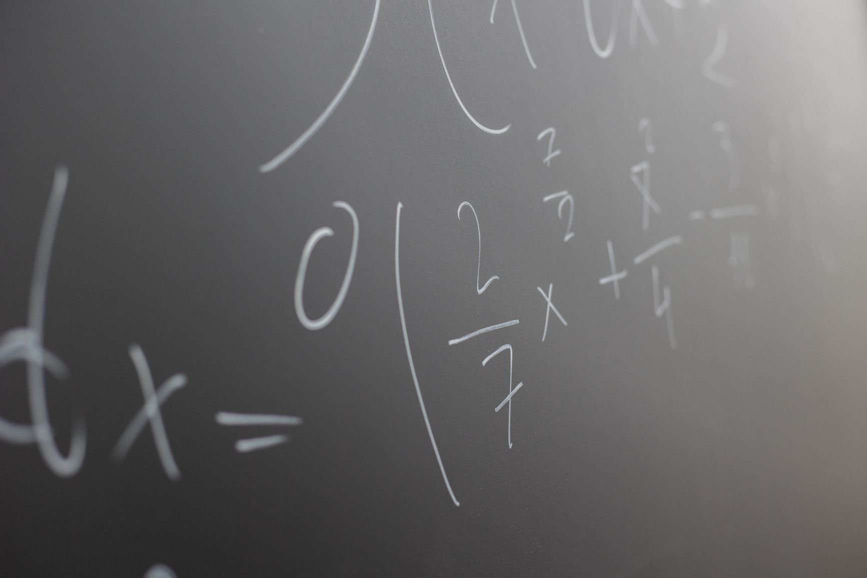 Métodos de Gauss y de Cramer para Resolver Sistemas de Ecuaciones