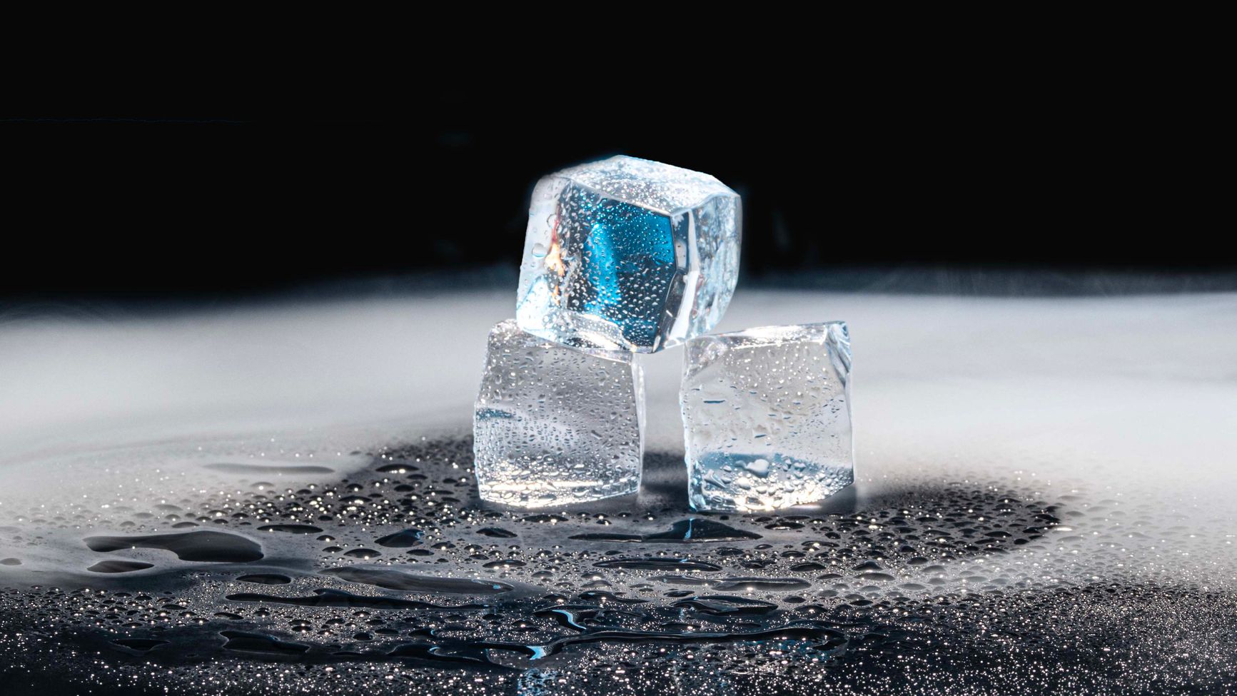 Cubos de hielo derritiéndose sobre una superficie