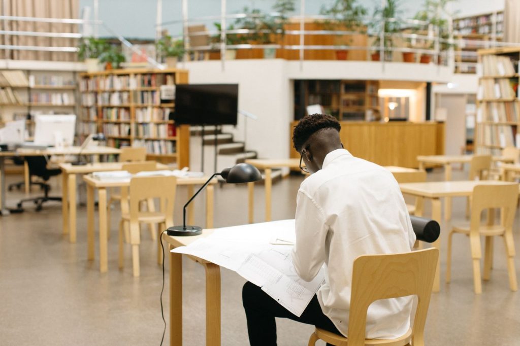 Estanterías de biblioteca con libros ordenados