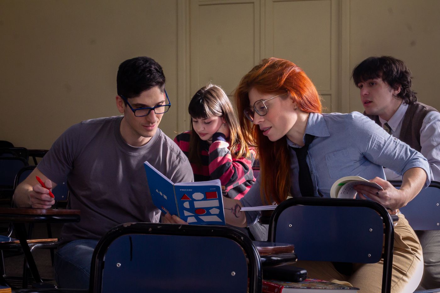 Estudiantes adultos trabajando en una biblioteca