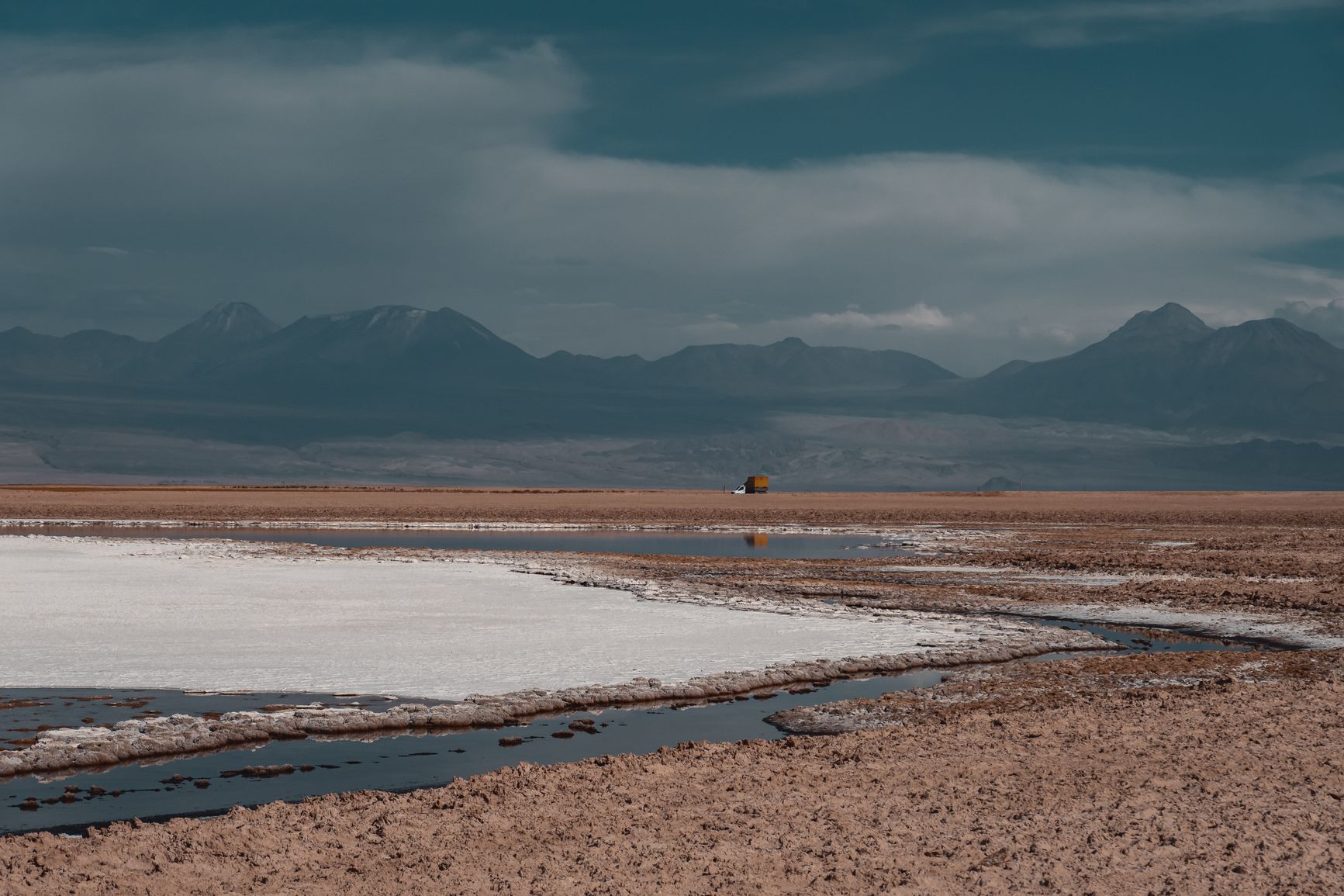 Salina del salar de Atacama con la cordillera al fondo